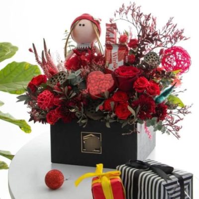 باکس گل عاشقانه برای هدیه‌ای ماندگار 5174