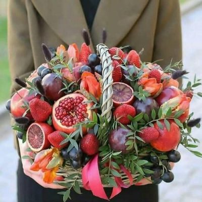 سبد گل شب یلدا برای هدیه به پدر با گل‌های بهاری 5070