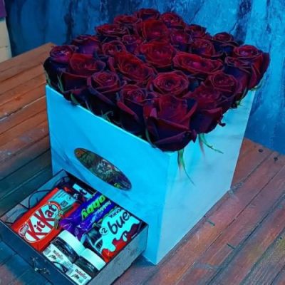جعبه ولنتاین با گل‌های رز قرمز و یک بسته شکلات‌ 5468