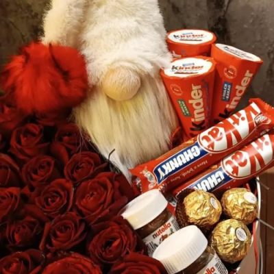 جعبه ولنتاین با گل‌های رز قرمز و یک بسته گل خشک 5477