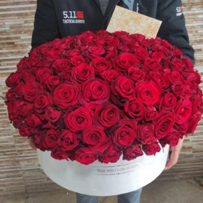 پک هدیه ولنتاین با گل‌های رز رنگین‌کمانی و یک ساعت لوکس 5482