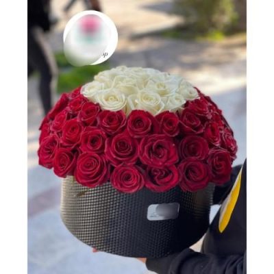 پکیج هدیه ولنتاین با گل‌های رز صورتی و یک جفت عطر زنانه 5469