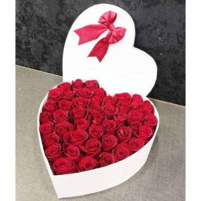 جعبه ولنتاین با گل‌های رز زرد و یک بسته تی‌شرت‌ 5485