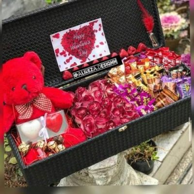 جعبه ولنتاین با گل‌های رز صورتی و یک بسته دمنوش گیاهی 5501