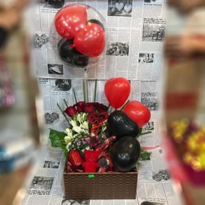 جعبه ولنتاین با گل‌های رز رنگین‌کمانی و یک عطر دیزاینر 5510