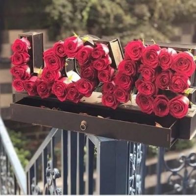 پک هدیه ولنتاین با گل‌های رز صورتی و یک جعبه لوکس از شکلات‌ها 5511