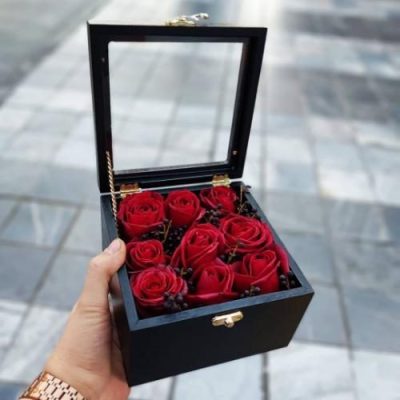 پک هدیه ولنتاین با گل‌های رز آبی و یک جعبه هدیه زیبای سفارشی 5507