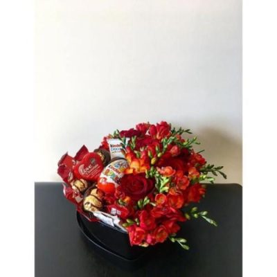 ست ولنتاین با گل‌های رز آبی و یک کتاب عاشقانه 5496