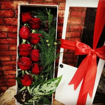 پکیج هدیه ولنتاین با گل‌های رز صورتی و یک بطری عطر لوکس 5487
