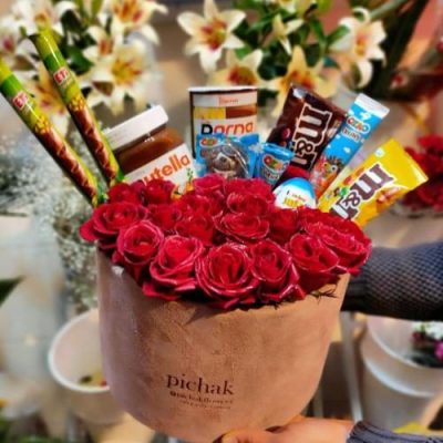 جعبه ولنتاین با گل‌های رز نارنجی و یک دسته گل خشک 5489