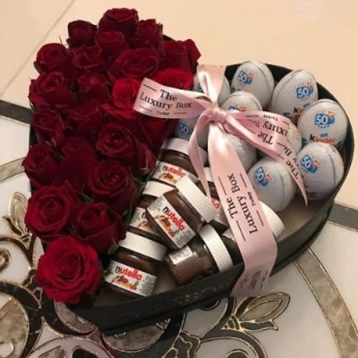 ست ولنتاین با گل‌های رز قرمز و یک جفت کفش چرم 5492
