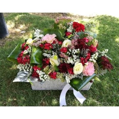 پک هدیه ولنتاین با گل‌های رز آبی و یک شکلات فاخری 5502