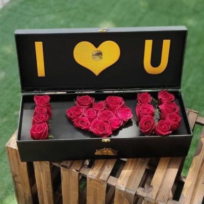 پکیج هدیه ولنتاین با گل‌های رز قرمز و یک جفت دستبند مخصوص 5508
