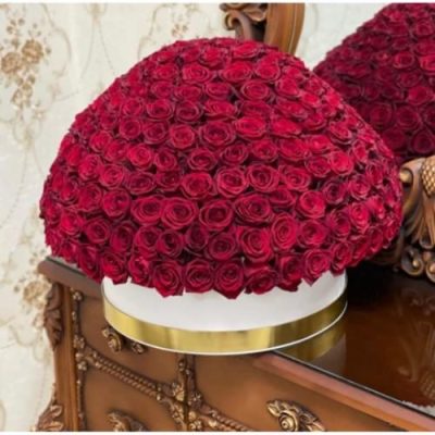 پکیج هدیه ولنتاین با گل‌های رز قرمز و یک شال کشمیر 5542