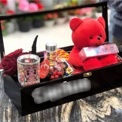 جعبه ولنتاین با گل‌های رز زرد و یک بسته از بهترین شیرینی‌ها 5522