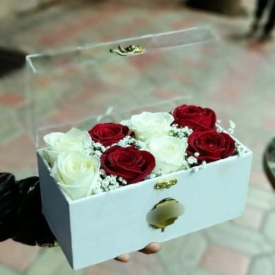 جعبه ولنتاین با گل‌های رز نارنجی و یک هدیه خاص 5540
