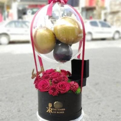 پک هدیه ولنتاین با گل‌های رز آبی و یک مجموعه جذاب از لوازم آرایشی 5523