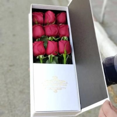 جعبه ولنتاین با گل‌های رز قرمز و یک بطری عطر گران‌قیمت 5532