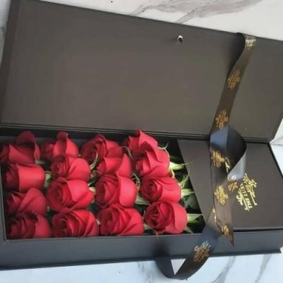 ست ولنتاین با گل‌های رز بنفش و یک لوازم جانبی چرمی 5521