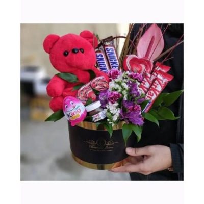 پکیج هدیه ولنتاین با گل‌های رز آبی و یک جفت شال و کلاه 5516