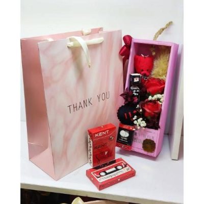 پک هدیه ولنتاین با گل‌های رز رنگین‌کمانی و یک ست کیف و کفش 5515