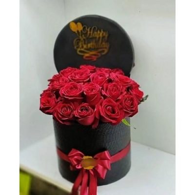 جعبه ولنتاین برای زن با گل‌های رز صورتی و یک بسته گل خشک 5550