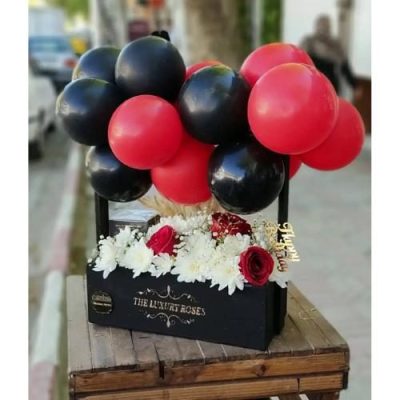 پکیج هدیه ولنتاین برای زن با گل‌های رز زرد و یک کیف چرم شیک 5548