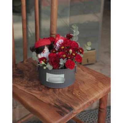 پکیج هدیه ولنتاین برای زن با گل‌های رز قرمز و یک جفت ساعت مچی لوک 5552