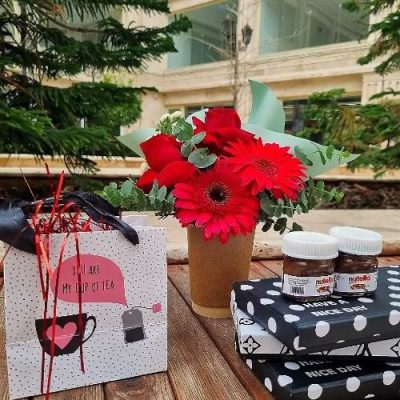 ست ولنتاین برای دختر با گل‌های رز سفید و یک جفت گوشواره طلایی 5545